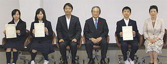 左から天野芙季さん、中島さん、松尾市長、熊代教育長、三瓶郁杜さん、浅野教諭=4日