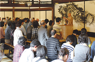 食事の後、建長寺の吉田管長の法話に聴き入った＝10月22日、建長寺龍王殿