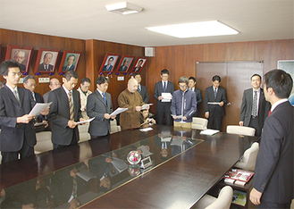 「チームサムライ」が要望内容を読み上げた。右は松尾市長＝13日、鎌倉市役所