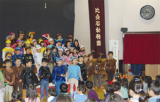 帰ってきた古時計（右上）のもと、園児たちはのびのびと歌や遊戯を披露した＝12月１日、比企谷幼稚園