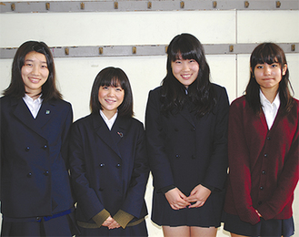 七里ガ浜高校を拠点に活動する実行委員。左から木村真菜さん（１年）、石川夏帆さん（３年）、小野瑞希さん、スヘイル彩瑠咲さん＝２月２日撮影