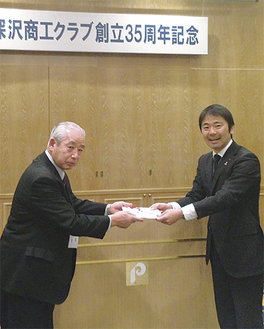 松尾市長に目録を手渡す熊谷会長（左）