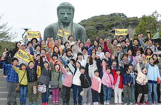大仏の前で記念撮影する福島県の児童ら=30日
