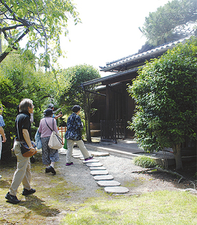 庭園を散策する参加者たち＝６月15日撮影