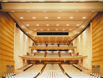 豊かな音響を誇る大ホール