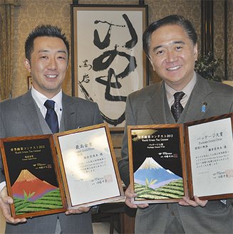 11月14日には黒岩県知事を表敬訪問し、ダブル受賞を報告した茶師の佐々木健さん（左）
