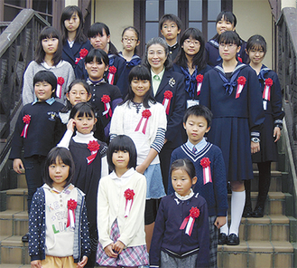 表彰式当日文学館に集まった入選者たち＝11月10日、鎌倉文学館提供