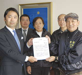 松尾市長に要望書を手渡す大津代表（右端）