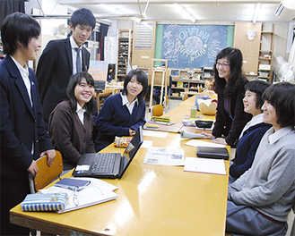 放課後の教室に集まるアートラボのメンバーたちとサポート役の浅野教諭（右から３人目）