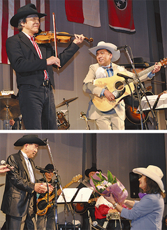 〔上〕マイク伊藤さん（左）と共演した高橋さん〔下〕番組10周年で花束を贈られた大塚さん