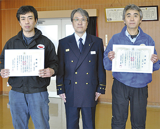 感謝状を受けた(有)プロパーオートの永嶋社長（右）と川村さん（左）