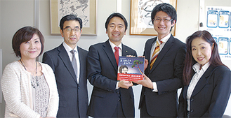 松尾市長に手渡す吉田さん（右から２人目）