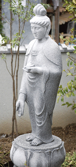 完成した「毒消し薬王菩薩像」。苦悩する人々のもとにすぐに向かえるようにつま先を立て、右手を長く差し伸べている