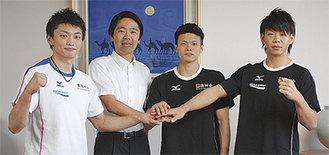 左から亀山さん、松尾市長、齊藤さん、山本さん