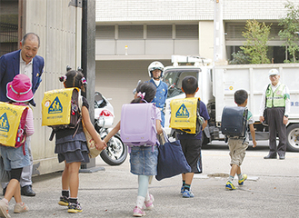 10月10日に御成小学校で行われた見守り活動地域の目が子どもの安全には欠かせない