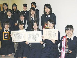 トロフィーと賞状を手にする演劇部一同。１月24日、25日に千葉県で行われる関東大会へ向け稽古にも力が入る