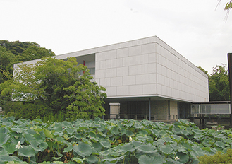 鶴岡八幡宮内に建つ県立近代美術館・鎌倉館