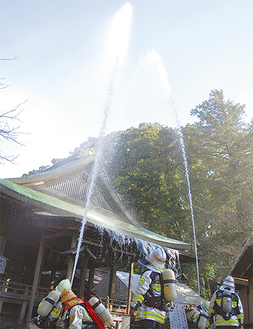 拝殿のほか、市天然記念物の小賀玉の木などへ一斉放水が行われた