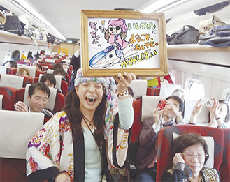 北陸新幹線かがやき車内で上演する「なっちゃん」こと中谷さん。紙芝居は石川県のご当地クイズを盛り込んだ20ページに及ぶ新作