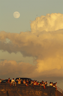 最優秀賞「夕涼み」能任勝　休日の七里ガ浜駐車場。集まっている人の視線の先を想像させる