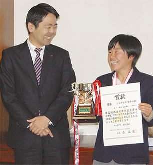 ４月７日には大会結果を松尾崇市長に報告。右が鈴木さん