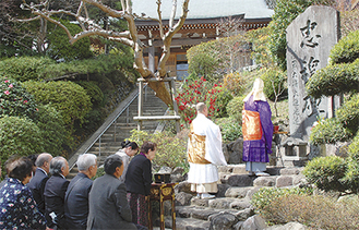 久成寺で法要に参加するさくら会の会員