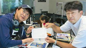 伊豆箱根鉄道（株）小野正貴係長（右）から辞令を受け取ったハギーさん（左）
