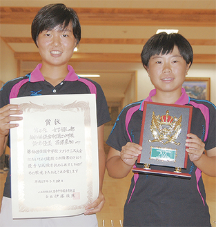 賞状を手にする冨澤さん（左）と鈴木さん