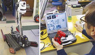 藤沢市消防局と開発中のロボット。火山対応ロボットはこれより１回りほど大きくなるという（左）操作している場面（右）ゲーム機のコントローラーを使用する