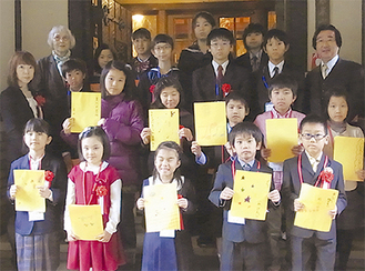表彰式当日文学館に集まった入選者たち＝11月８日、鎌倉文学館提供