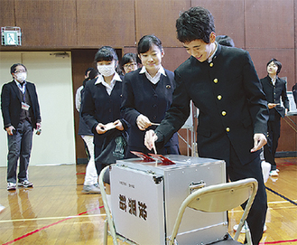 投票する生徒