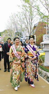 日本さくらの女王の山下さん（右）とプリンセスの下野さん
