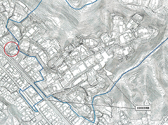国指定史跡円覚寺境内の指定範囲（青線で囲まれたのが史跡の範囲、赤い丸がトンネルの場所）