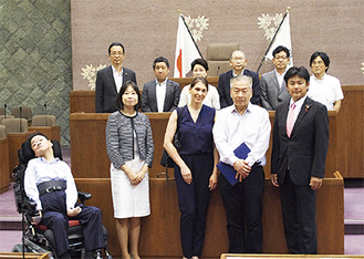 杉原伸生さん（前段右から２人目）と妻のエシンさんを囲む市議たち