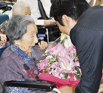 松尾崇市長が昨年、市内の高齢者施設を訪れたときの様子