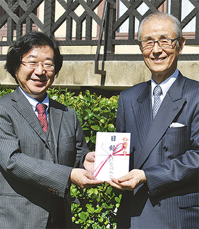 目録を手渡す富岡理事長（写真左）