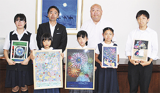 大会パンフレットの公募で入賞した小・中学生。前列中央が最優秀の栗田優妃さん