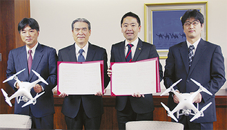 調印式の様子（左から）住吉さん、青栁代表、松尾市長、渡部さん