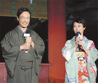 舞殿横のステージで挨拶する堺さん（左）と高畑さん＝11月21日、鶴岡八幡宮