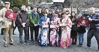 豆まきに参加したミス鎌倉とカメラに収まる留学生