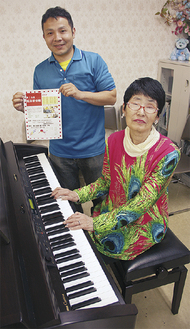 歌合戦でピアノ伴奏をする清川靖子さん（右）と田代さん