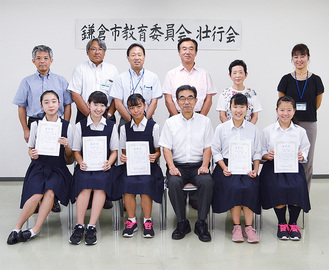 前列左から御成中学校の井上さん、小吹さん、朱宮さん、安良岡教育長、腰越中の林さん、奥谷さん