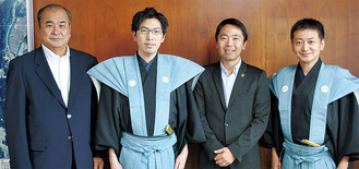 市長を訪問した金春さん（左から２人目）山井さん（右）