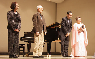 詩を提供した（左から）樋口さん、首藤さん、加勢さん