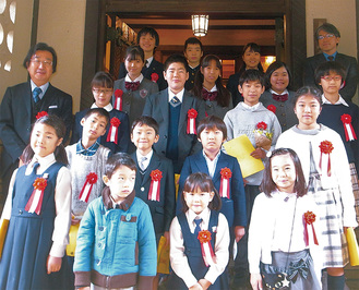 表彰式当日、文学館に集まった入選者たち＝11月４日、鎌倉文学館提供