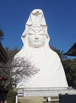白衣観音像が有名な同寺