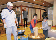和菓子職人と児童が交流