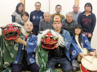 小袋谷囃子会のメンバー。（前列左から）中村知之さん、中尾さん、中村愛理さん
