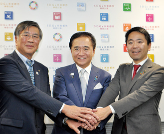 新駅誘致などについて合意した（左から）鈴木藤沢市長、黒岩県知事、松尾鎌倉市長