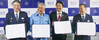（左から）福島署長、木村代表理事、松尾市長、鎌倉警察署の宮村署長